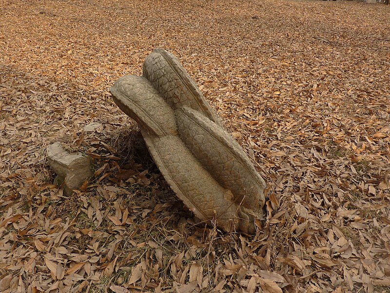 File:Kong Lin - Ming section - old stele top - P1060122.JPG