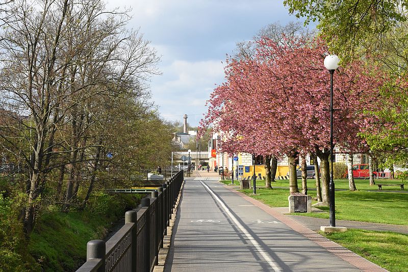 File:Kralupy-nad-Vltavou-park-a-promenáda-naproti-Mostní-ulici2017.jpg