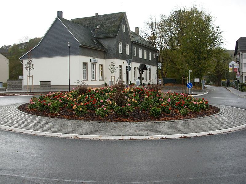 File:Kreisel Dahlien.JPG