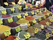 [1] verschiedene Gewürze auf einem Markt in Istanbul