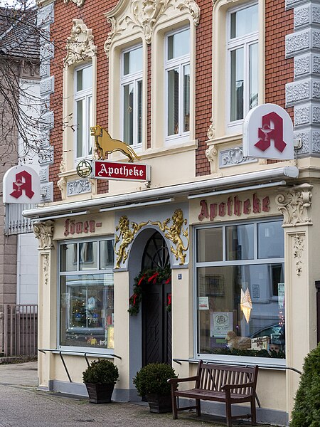 File:Löwen-Apotheke in Oldenburg-Osternburg.jpg