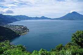 Lago de Atitlán en Guatemala.jpg