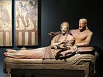 Le sarcophage des Époux dans l'exposition Un rêve d'Italie de la collection Campana$.jpg