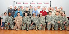 Neil Armstrong (secondo da destra nella linea di centro) in visita alle truppe USAF nel sudest asiatico. Con lui Eugene Cernan in camicia rossa e Jim Lovell in camicia a strisce blu e bianche.