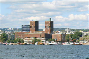 Skyline von Oslo mit dem Rathaus