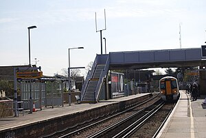 Il treno di Londra entra nella stazione di Rainham - geograph.org.uk - 1241933.jpg