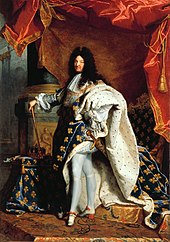 Louis XIV fra Frankrike står i tallerken rustning og blå sash mot venstre holder stafettpinne