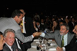 Luxemburgo, till vänster, som skakar hand med Luiz Inácio Lula da Silva, till höger.
