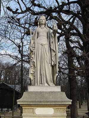 Статуя Бертрады Лаонской в Люксембургском саду в Париже.