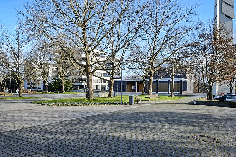 File:Mönchsteinplatz Stuttgart-Mönchfeld.jpg