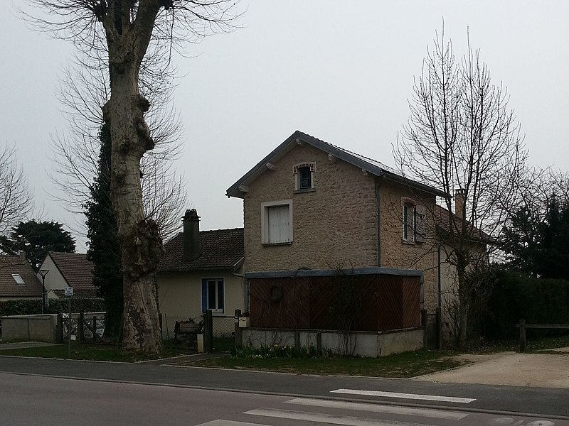 File:Maison de garde-barrière à Servon (sur l'avenue Pierre Guérin) - panoramio.jpg