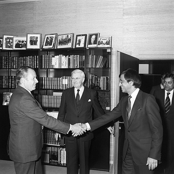 File:Manzoor Ahmed Choudhury Gaston Thorn handshake Brussels 1983.jpg