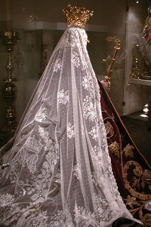 Maria-beeld met een witte sluier van kant, als symbool voor kuisheid