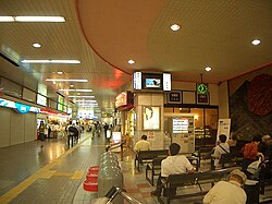 駅ビル内にある待合コーナー。