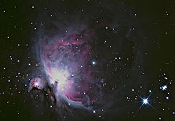M43 on kuvassa vasemmalla alhaalla sijaitseva sumu, Orionin suuren kaasusumun tuntumassa.