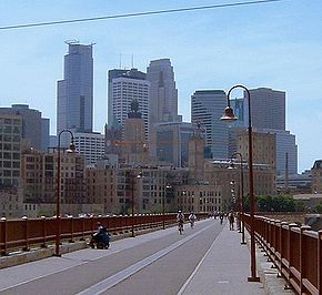 Vista di Minneapolis dallo Stone Arch Bridge nel 2003