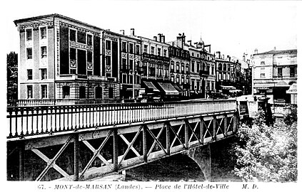 Façade de la minoterie au débouché du pont, à gauche sur la photo. L'ancien hôtel de ville de Mont-de-Marsan est situé à droite.