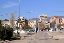 De Nieuwe Brug tussen het Servische en het Albanese deel van de stad