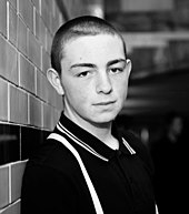 Svartvitt fotografi på skinnskalle (Skinhead)