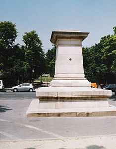 Piédestal vide du monument à François Arago sur la place de l'Île-de-Sein à Paris.