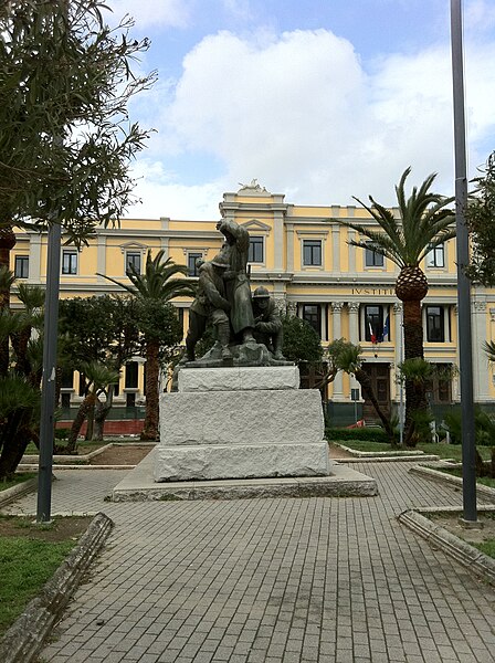 File:Monumento ai caduti - Catanzaro.JPG