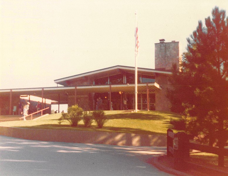 File:Mount Rushmore Visitor Center, original building, 1976.jpg