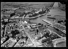 Zeemagazijn and sea lock on the right, Dock and Dishoeck house on the left photo 1920-1940 NIMH - 2011 - 0563 - Aerial photograph of Vlissingen, The Netherlands - 1920 - 1940.jpg