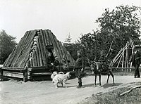 Rodina Samiů v rezidenci ve skansenu na přelomu 19. a 20. století