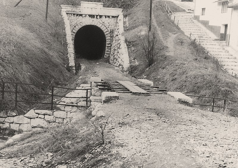 File:Narrow-Gauge-Railway Ostbahn Sarajevo Autumn-1982 01 Tunnel-No-1.jpg