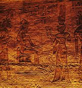 Nefertari daruje sistrum sedeči boginji Hator