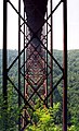 Vue rapprochée du treillis de l’arc.