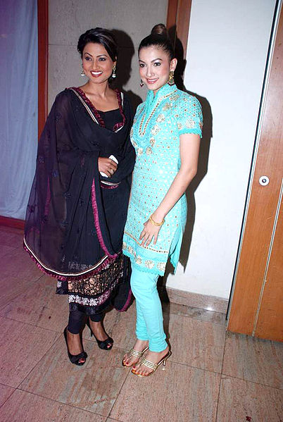 File:Nigaar and Gauhar Khan.jpg