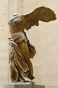 La Victoire de Samothrace (vers 190 av. J.-C.) est une sculpture représentant la déesse grecque Athéna Niké. Elle est actuellement conservée au musée du Louvre à Paris. (définition réelle 2 300 × 3 485)