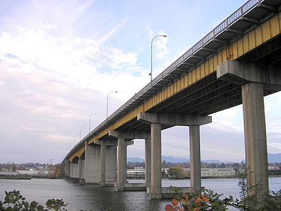 How to get to Oak Street Bridge with public transit - About the place