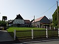 Wohnstallhaus, Seitengebäude (mit Kumthalle) sowie Scheune eines Dreiseithofes