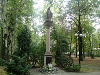 Figura Maryji Niepokalanej na terenie parku