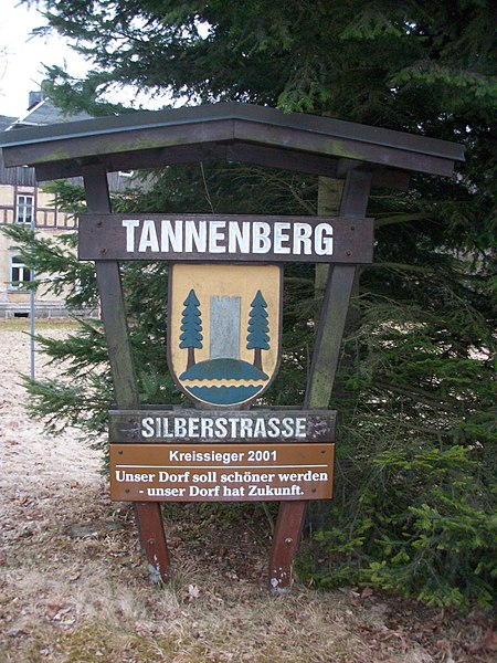 File:Ortsteingang Tannenberg (Sachsen).jpg