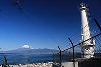 大瀬崎灯台と駿河湾越しの富士山と愛鷹山塊
