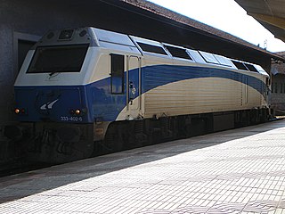 Español: La locomotora 333.402 de Renfe estacionada en la estación de Ourense, esperando el Talgo Madrid - A Coruña, para remolcar la rama con destino Vigo y Pontevedra -- 30 de Julio de 2008.