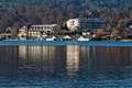 English: Werzer`s lake hotel and boathouse on the Werzer promenade Deutsch: Werzers Seehotel und Boothaus an der Werzer Promenade