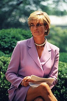 Diana wearing a pearl necklace and pearl earrings, featuring double wire of gold with diamonds and four equidistant knots, during a visit to Washington, D.C. in June 1997 PRINCESS DIANA wide. (c) copyright 2010 (5112486245).jpg