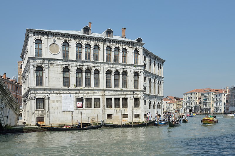 File:Palazzo Camerlenghi a Rialto facciata est Venezia.jpg