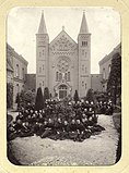 Pensionaires te Uden bij de dorpskerk (1896/97)