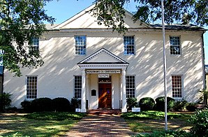 Perquimans County Courthouse (2012), yksi 18 maakunnan merkinnästä historiallisten paikkojen kansallisessa rekisterissä