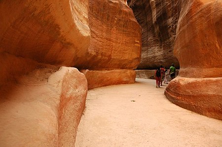 Tập_tin:Petra-Roman-Aqueduct.jpg