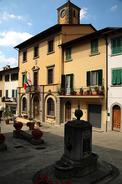 File:Piazza Umberto I (Londa) 11.jpg