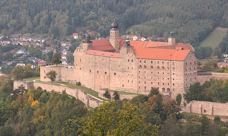 File:Plassenburg, Kulmbach from Rehturm.jpg