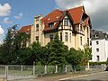 Villa und straßenseitige Einfriedung