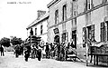 La rue principale de Plomeur vers 1920 (carte postale).