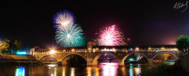 File:Ponte Coperto sotto i fuochi d'artificio.jpg